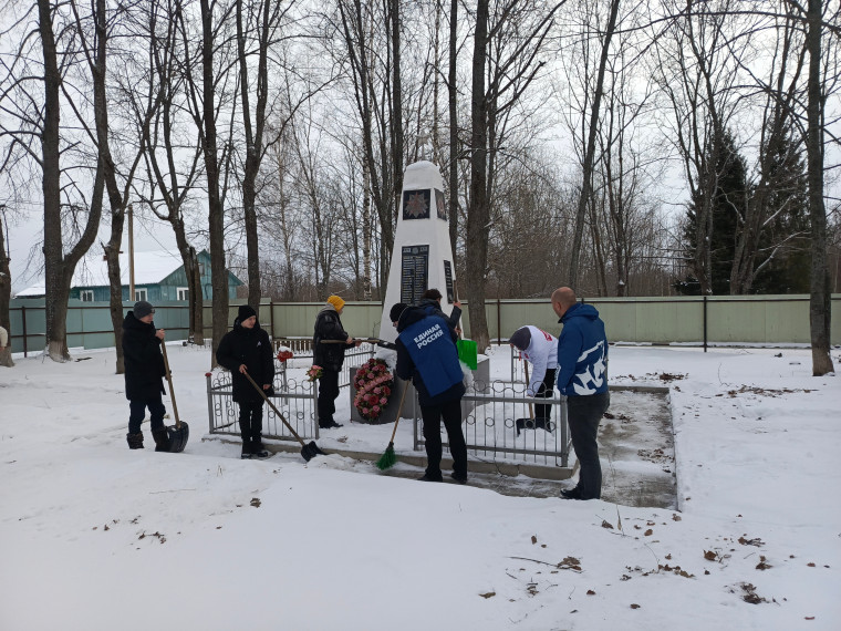 Уборка возле памятника.
